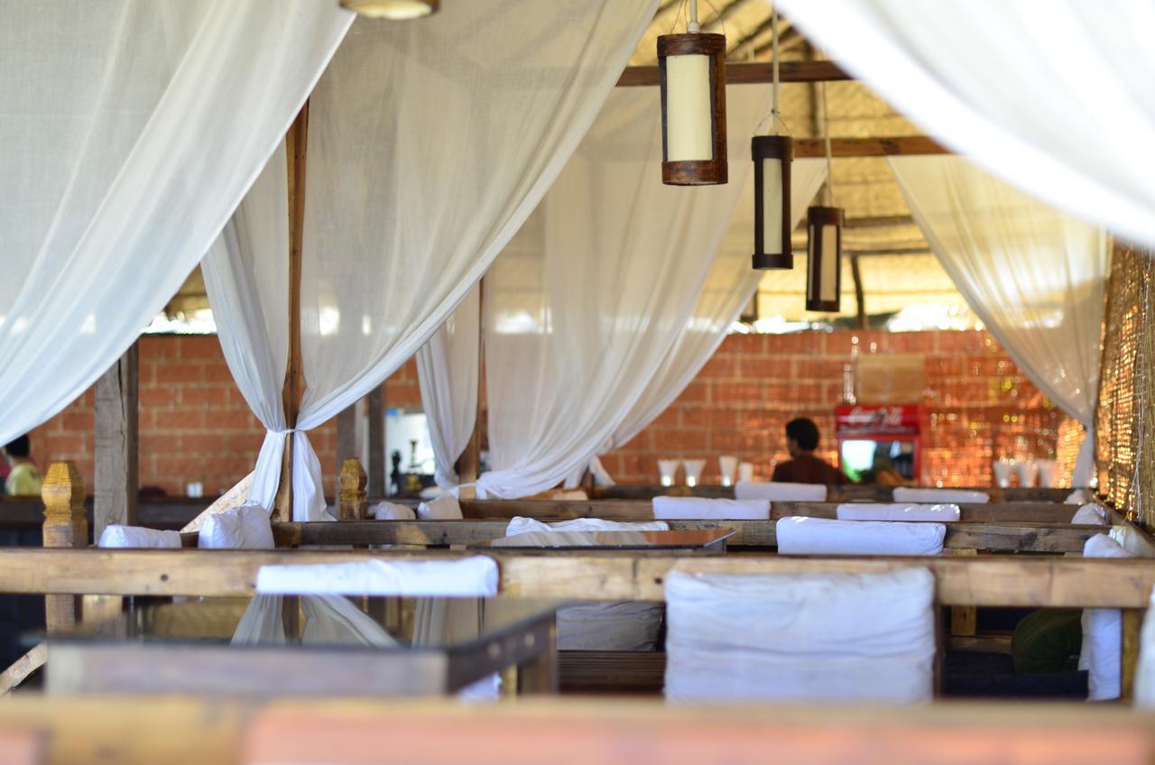 Sea Bird Beach Cafe & Cottages Morjim Exterior photo