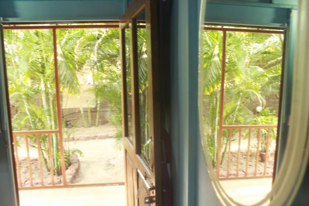 Sea Bird Beach Cafe & Cottages Morjim Exterior photo