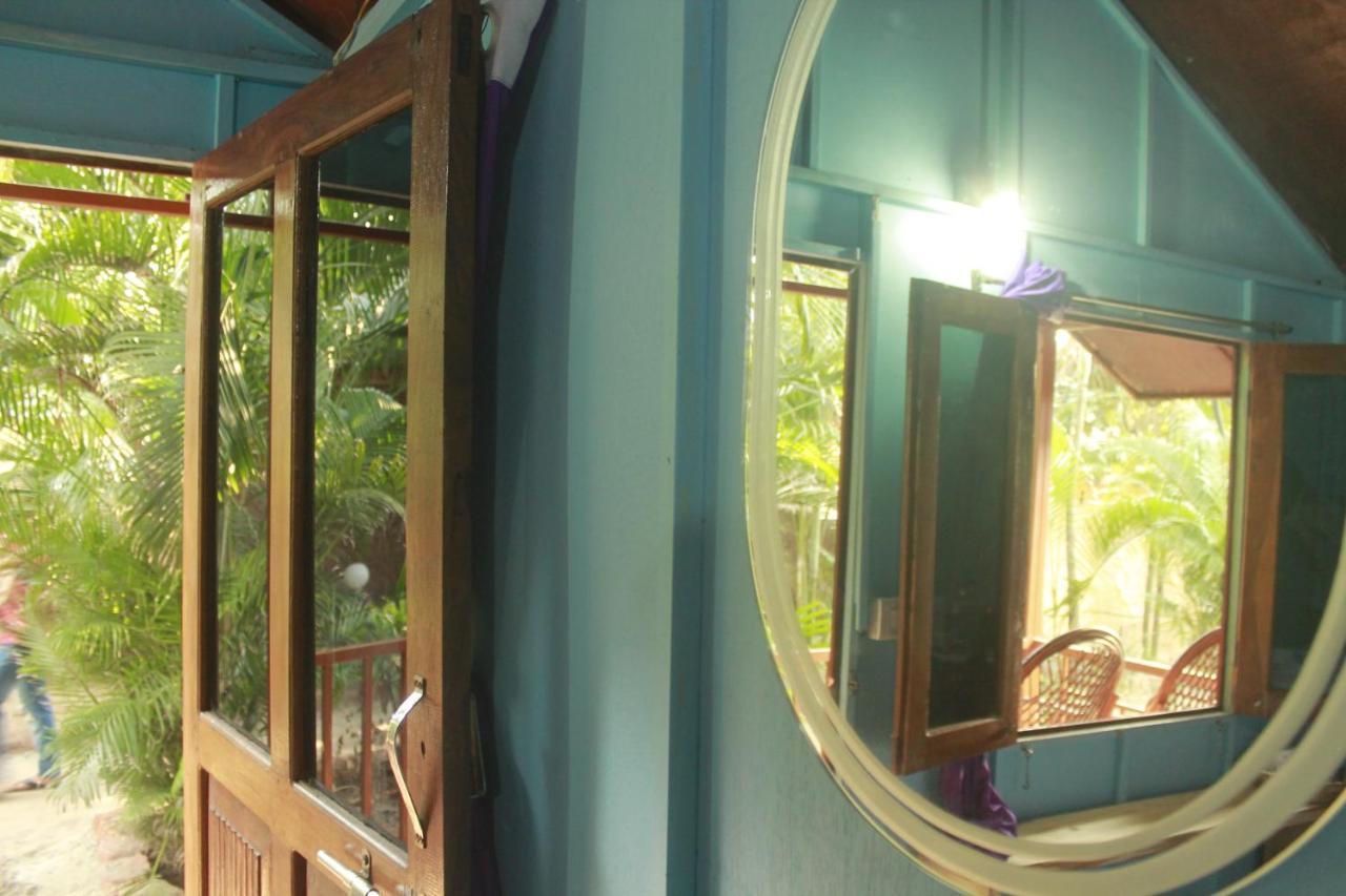 Sea Bird Beach Cafe & Cottages Morjim Exterior photo