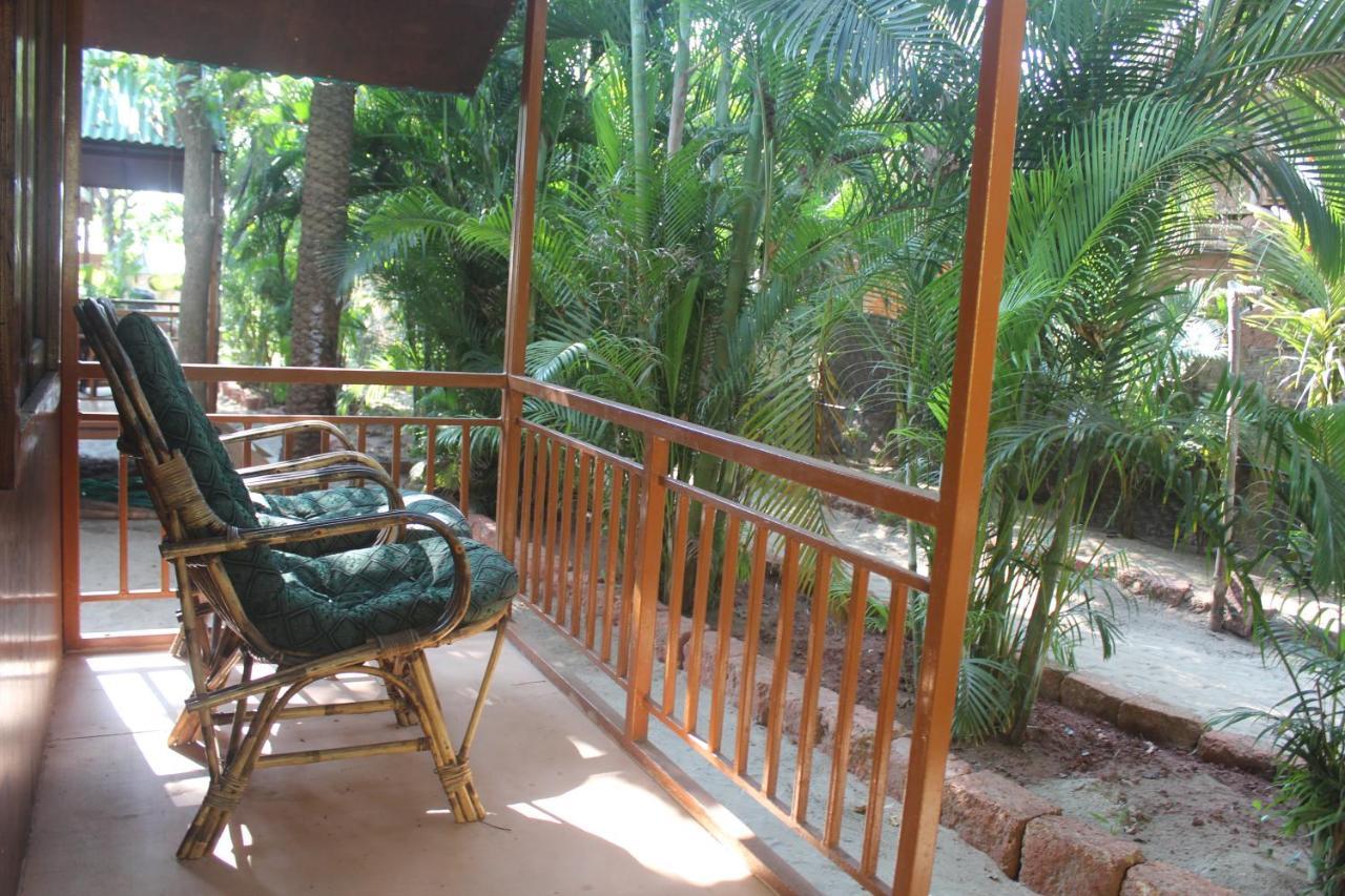 Sea Bird Beach Cafe & Cottages Morjim Exterior photo
